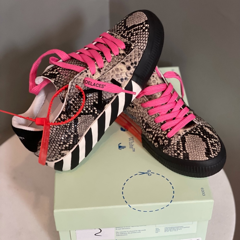 OFF -WHITE  Arrow vulcanized low-top sneakers, Size 39